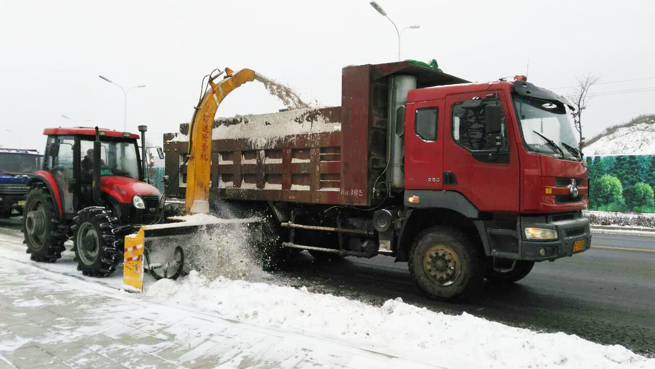 高新区吹响清雪集结号 凌晨除雪保道路畅通